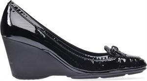 a black shiny shoe with a bow
